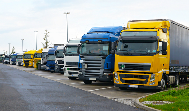 Jak można rozwiązać problem braku miejsc parkingowych dla ciężarówek?