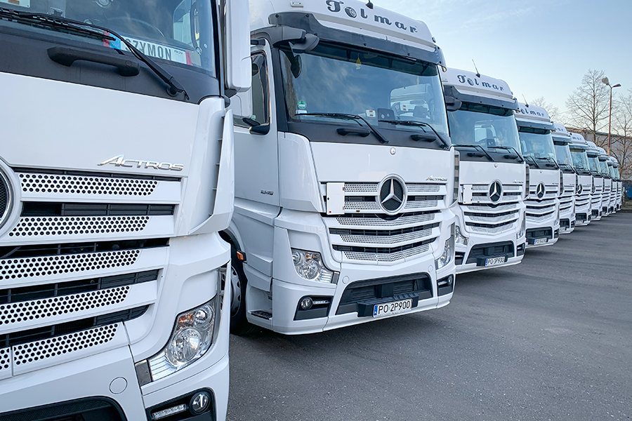 Ciężarówki na placu firmy transportowej
