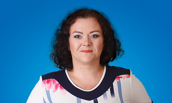 Eliza Wyrwich pracuje w księgowości i zarazem w dziale zajmującym się zadłużeniami w firmie 